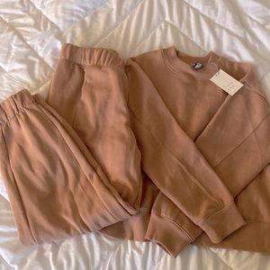 Mauve pink matching sweatshirt and sweatpants